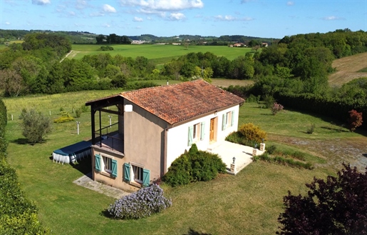 Intimité absolu et une vue magnifique vous attendent dans cette maison récente, idéalement située pr