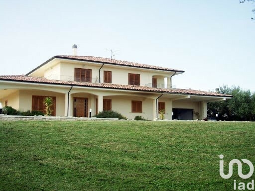 Vente maison individuelle / Villa 395 m² - 5 chambres - Nereto