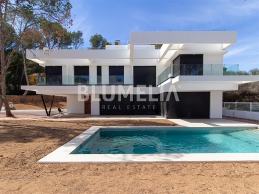 Luxe villa in aanbouw op 50 meter van de zee te koop in Denia