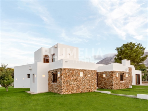 Villa estilo ibicenco a 80 metros de la playa de Las Rotas en venta en Denia