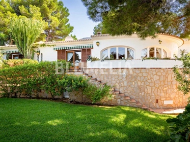 Mediterrane villa met uitzicht op zee te koop in Denia
