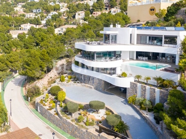 Luxusná vila v modernom štýle s výhľadom na more na predaj v Altea, Alicante