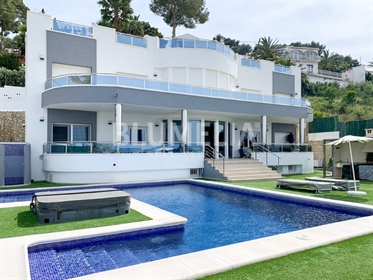Luxe 5-kamer villa met uitzicht op zee te koop in Javea