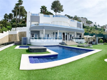 Luxury 5-room villa with sea views for sale in Javea