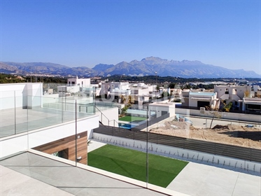 Nieuw gebouwde moderne villa te koop in Polop, Alicante