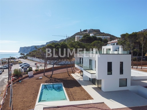 Luxe villa in aanbouw op 1e lijn strand te koop in Denia
