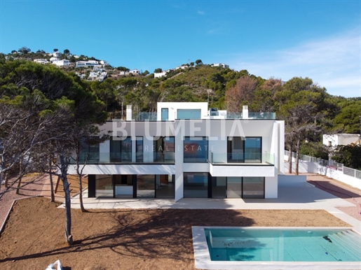 Luxe villa in aanbouw op 1e lijn strand te koop in Denia