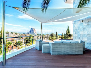 Luxe villa met uitzicht op zee en Penyon te koop in Calpe