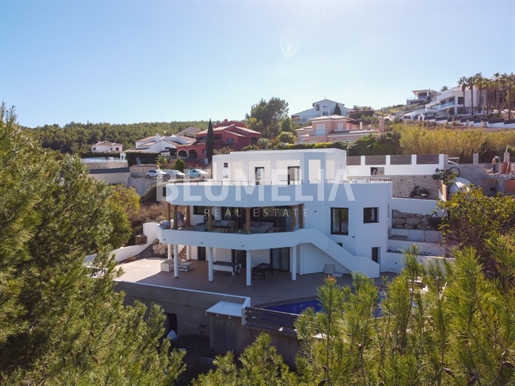 Moderna villa con vistas panorámicas en venta en Jávea