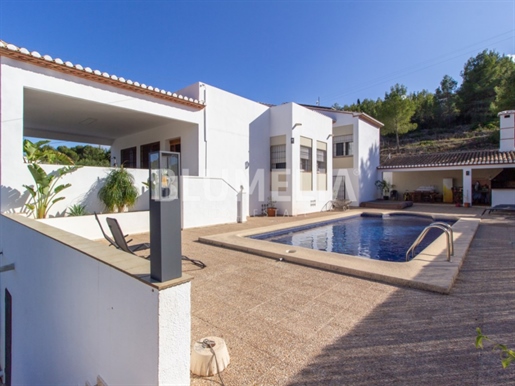 Villa a 500 metros de la playa de las Rotas en venta en Dénia