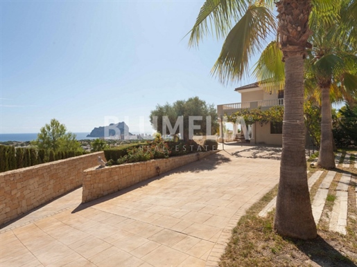 Villa mediterránea de lujo con vistas al mar en venta en Benissa