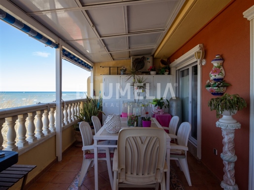 Penthouse on the 1st line of the beach with sea views for sale in Dénia