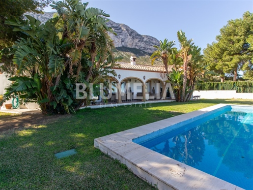 Mediterrane villa met zeezicht te koop in Dénia
