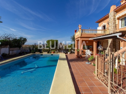 Villa 1.3 km from the centre for sale in Dénia