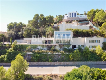 Villa de estilo vanguardista con vistas al mar en venta en La Sella en Denia