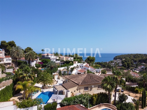 Villa con vistas al mar a 750 metros de la playa en venta en Benissa