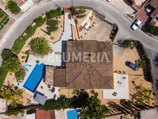 Villa mit Meerblick 750 Meter vom Strand entfernt zum Verkauf in Benissa
