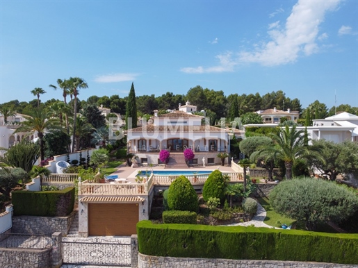 Exclusieve luxe villa met zeezicht te koop in Denia