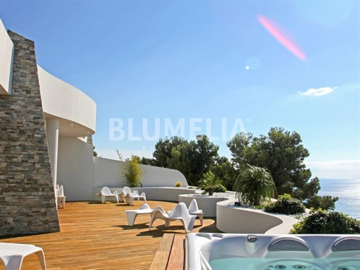Exclusive luxury apartment with sea views for sale in Altea