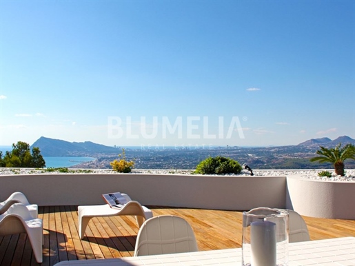 Exclusive luxury apartment with sea views for sale in Altea