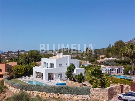 Ibiza villa met vrij uitzicht op de bergen te koop in Jávea