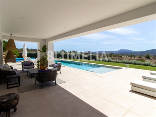 Ibizanische Villa mit unverbaubarem Bergblick in Jávea zu verkaufen