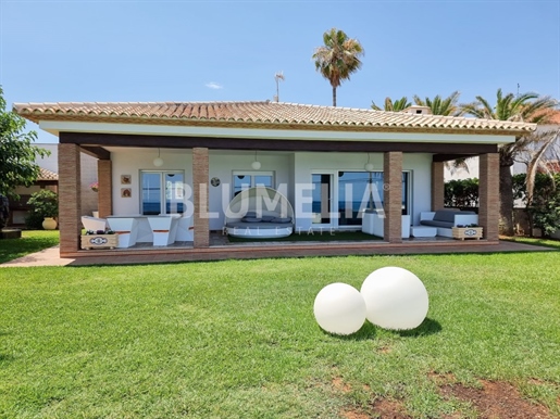 Villa de lujo con acceso directo a la playa en venta en Denia