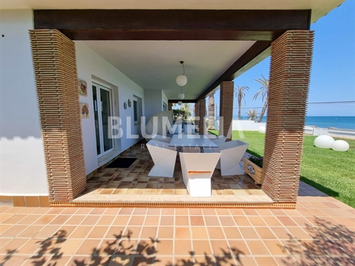 Villa de lujo con acceso directo a la playa en venta en Denia