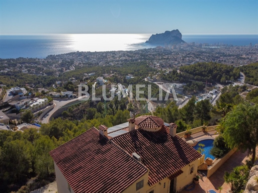 Villa mediterránea con vistas panorámicas al mar en venta en Benissa