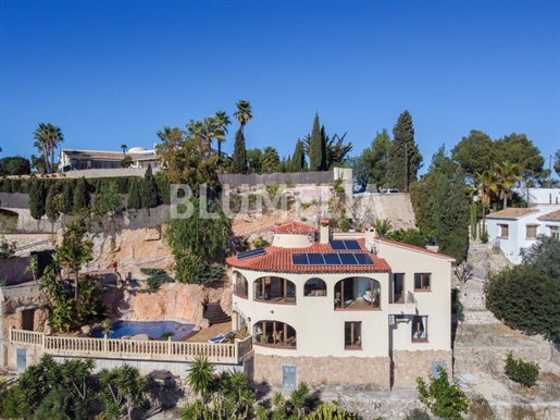 Villa mediterránea con vistas panorámicas al mar en venta en Benissa