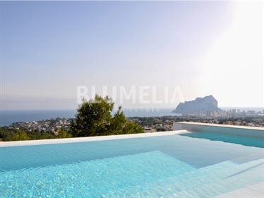 Luxe villa met panoramisch uitzicht op zee te koop aan de kust van Benissa