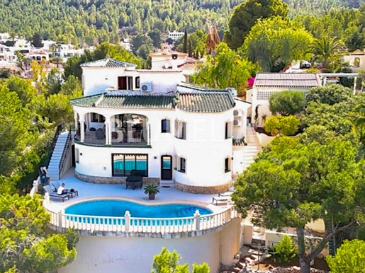Villa mediterránea con vistas al mar en venta en Dénia