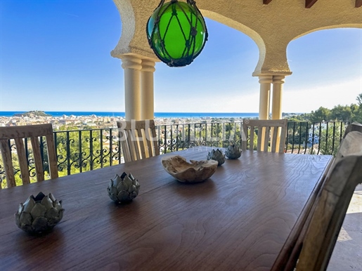 Mediterranean villa with sea views for sale in Dénia