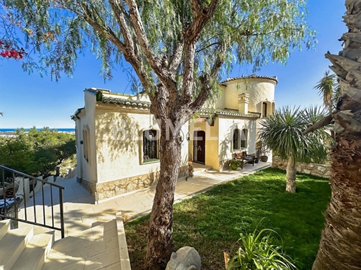 Villa mediterránea con vistas al mar en venta en Dénia