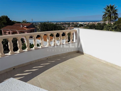 Villa rénovée avec vue sur la mer à vendre à Dénia