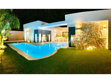 Moderne gelijkvloerse villa te koop in Denia