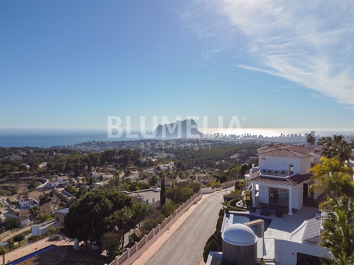 Luxe villa met panoramisch zeezicht te koop aan de kust van Benissa