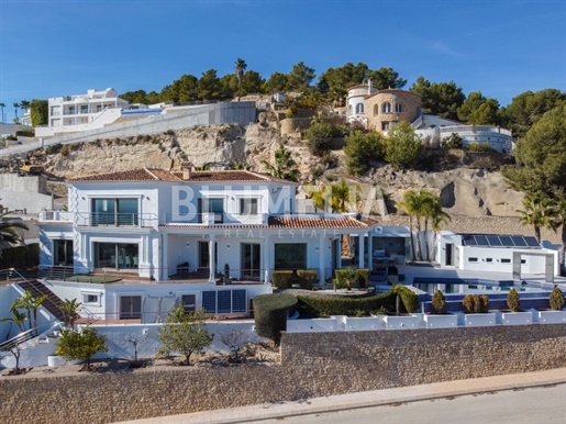 Luxe villa met panoramisch zeezicht te koop aan de kust van Benissa