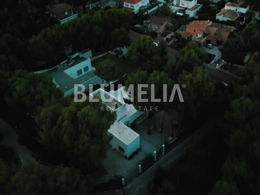 Villa in Ibiza-stijl op 500 meter van de zee te koop in Dénia