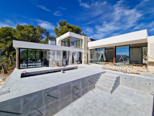 Luxe villa in aanbouw met uitzicht op zee te koop in Moraira