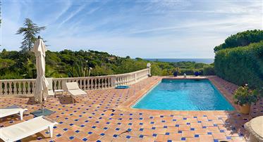 Belle villa provençale avec piscine et vue mer dans un domaine privé.