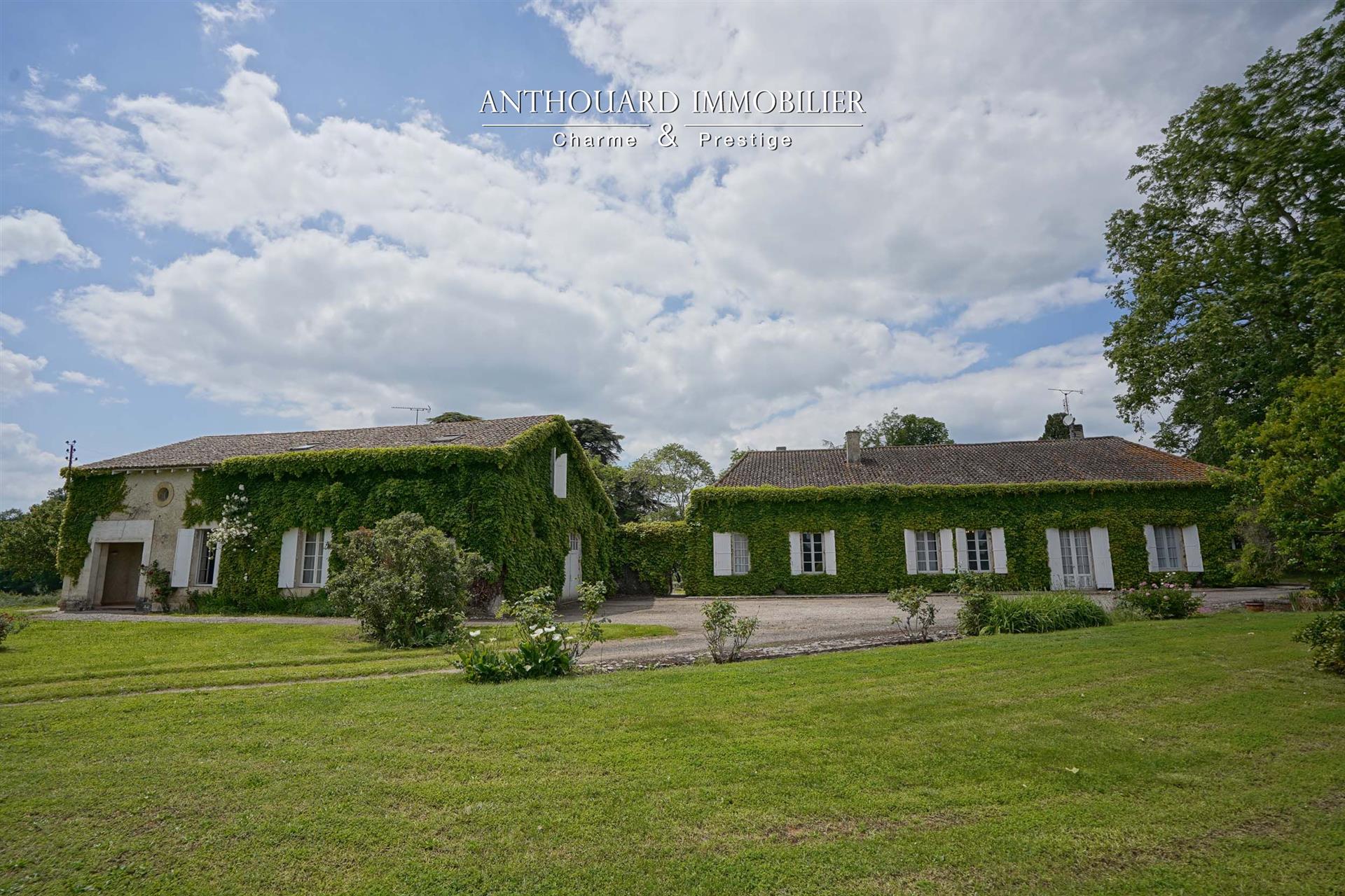Old stone farmhouse to renovate on 2.8ha