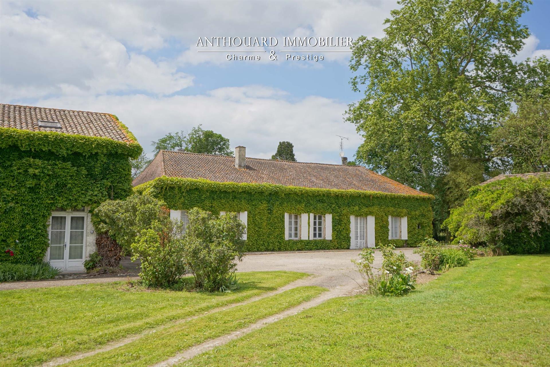 Old stone farmhouse to renovate on 2.8ha