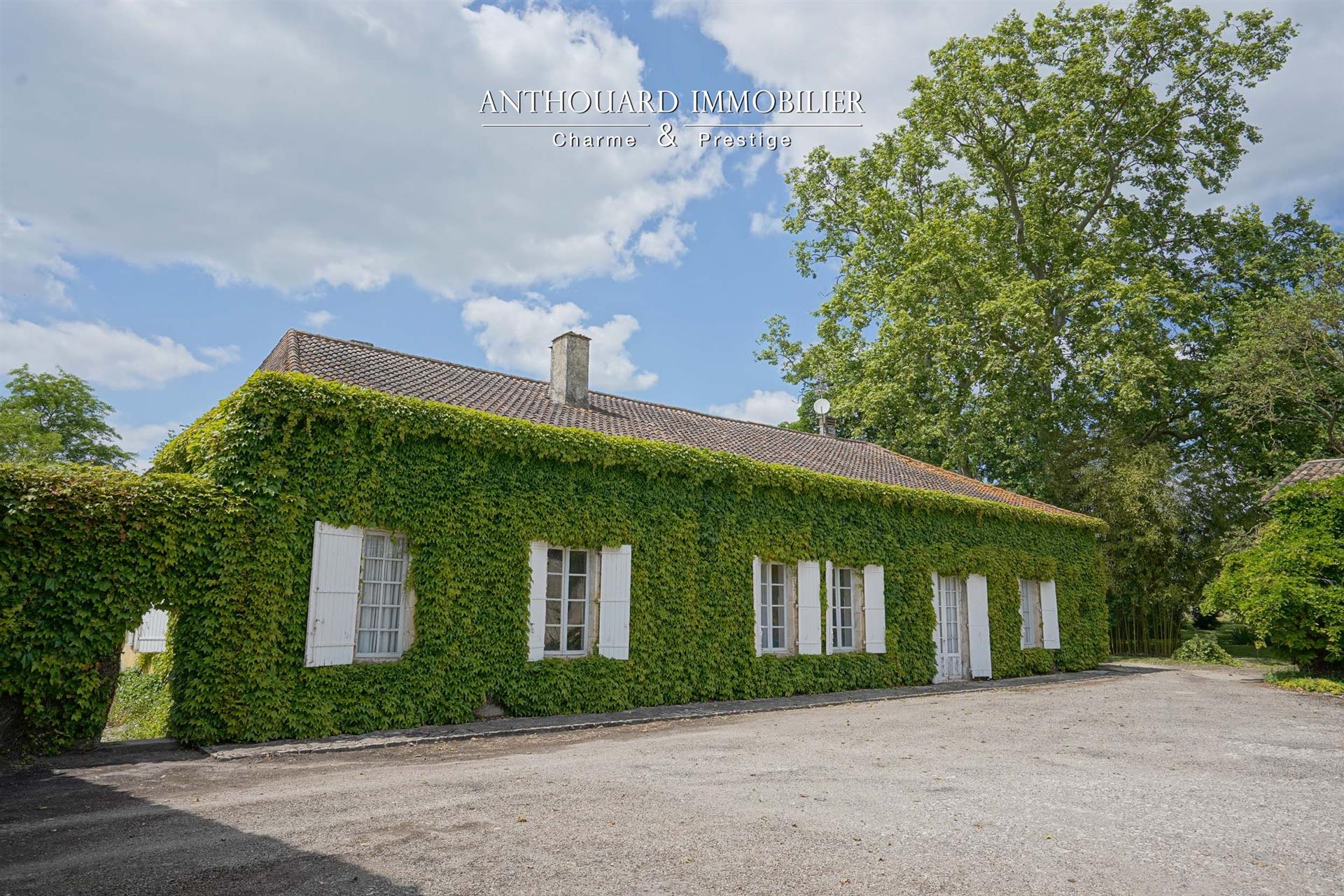 Old stone farmhouse to renovate on 2.8ha