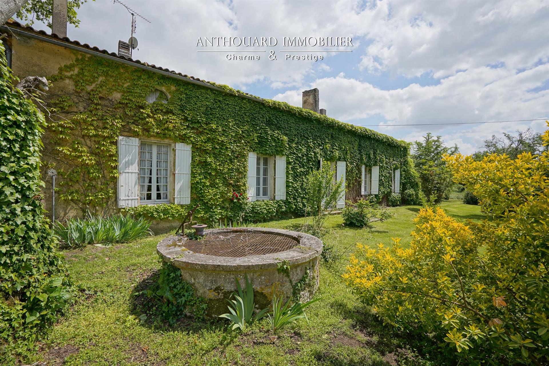 Old stone farmhouse to renovate on 2.8ha