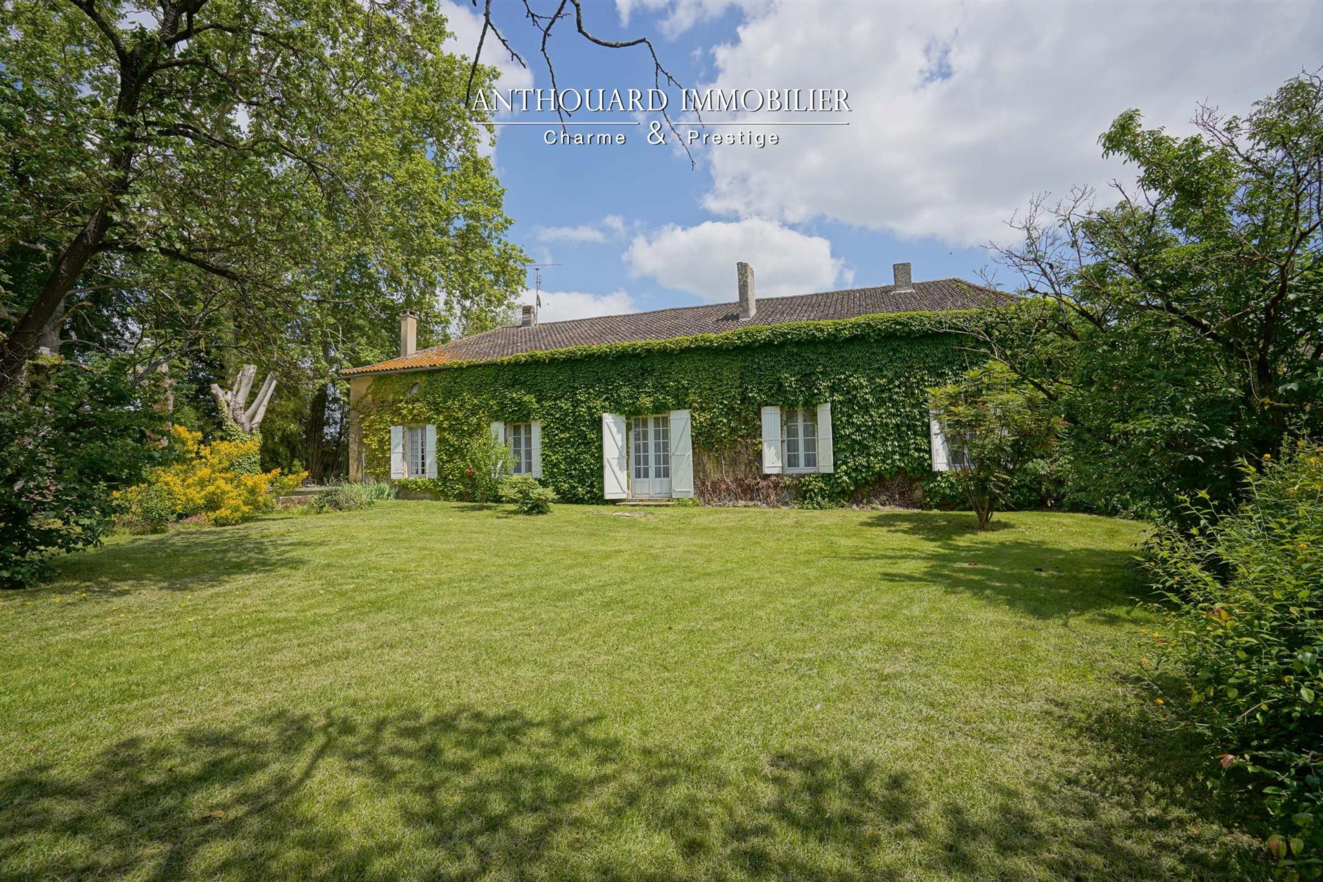 Old stone farmhouse to renovate on 2.8ha