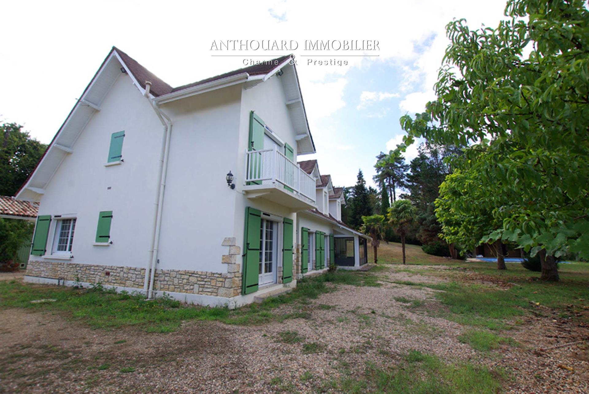 House of 1965, enclosed park 9000m2