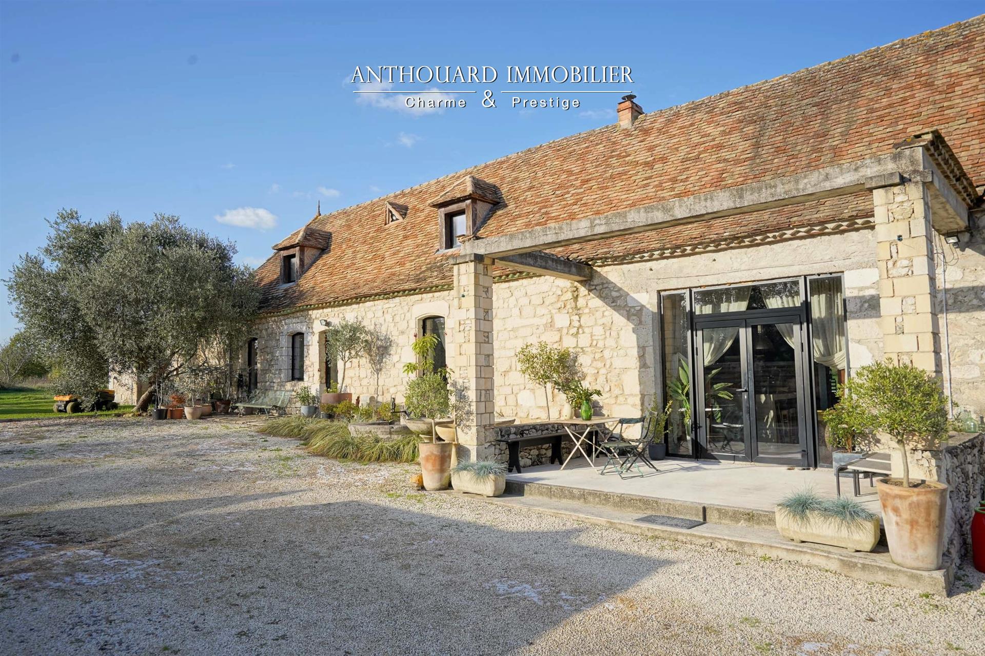 Beautiful stone set, swimming pool, barn