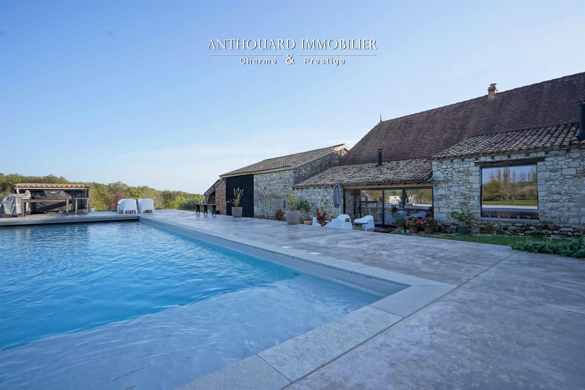 Beautiful stone set, swimming pool, barn