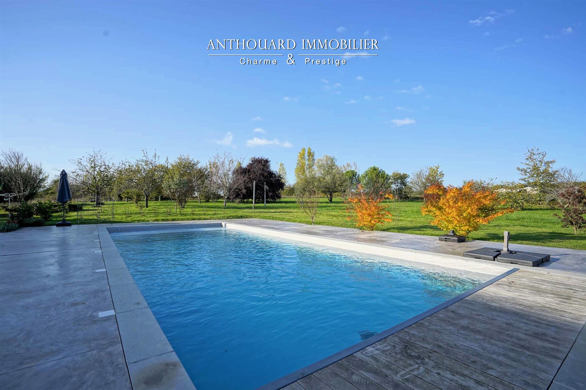 Beautiful stone set, swimming pool, barn